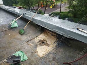 Удаление старой кровли вокруг ливнёвки