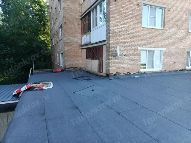 Ремонт рубероидной кровли на магазине