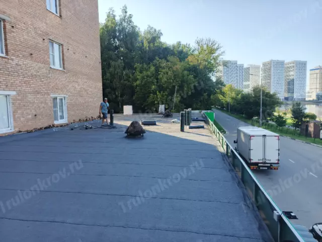 Ремонт рубероидной кровли на магазине