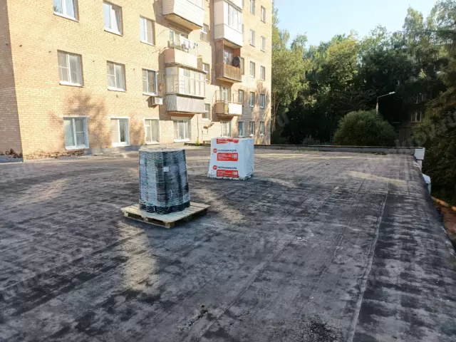 Ремонт рубероидной кровли на магазине